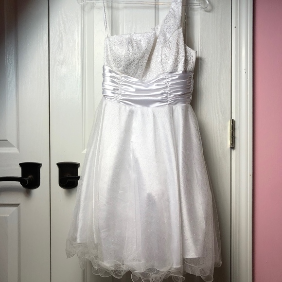 Juliet White Junior Dress - Picture 2 of 7